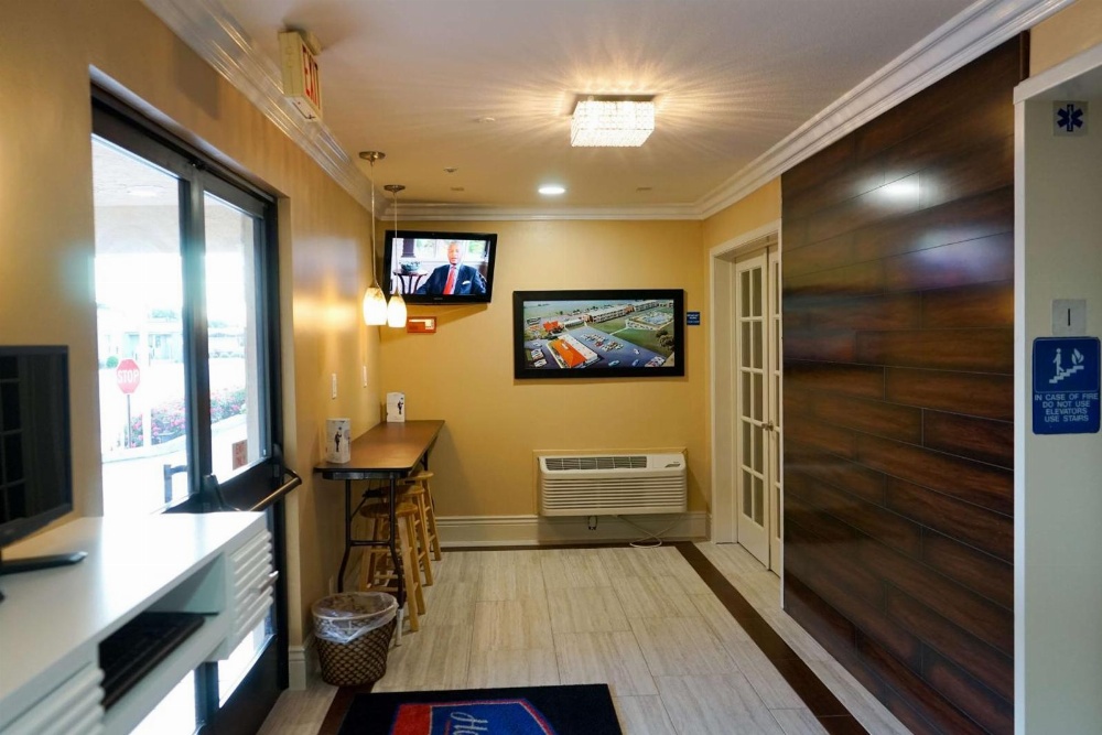 Howard Johnson by Wyndham Salinas Main image